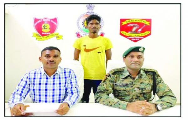 एक लाख का इनामी नक्सली ने किया समर्पण