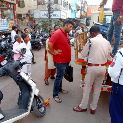 नो-पार्किंग जोन में खड़े 45 वाहनों से साढ़े 13 हजार की वसूली