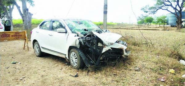 खड़े ट्रक में घुसी कार, युवक घायल