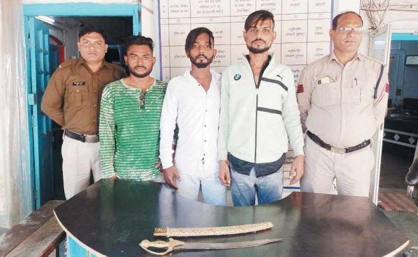 सेंट्रल जेल के सामने तलवार लहराते वीडियो फैला, 3 बंदी