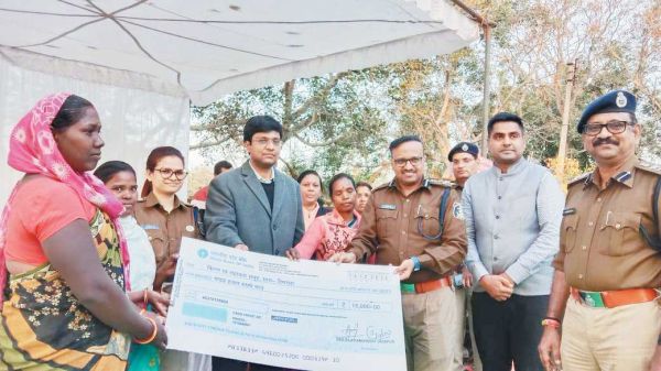 पुलिस का विश्वास कार्यक्रम: आईजी, कलेक्टर, एसएसपी ने हितग्राहियों को बांटे सामान