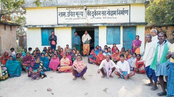 पीडीएस दुकान संचालक के खिलाफ ग्रामीणों ने खोला मोर्चा