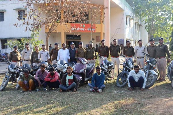  दुपहिया चोरी, गिरोह के 2 नाबालिग सहित 8 गिरफ्तार, 10 गाडिय़ां बरामद