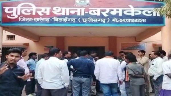 कांग्रेस नेता पर तहसीलदार ने किया लाठी से हमला, विधायक ने समर्थकों सहित किया थाने का घेराव