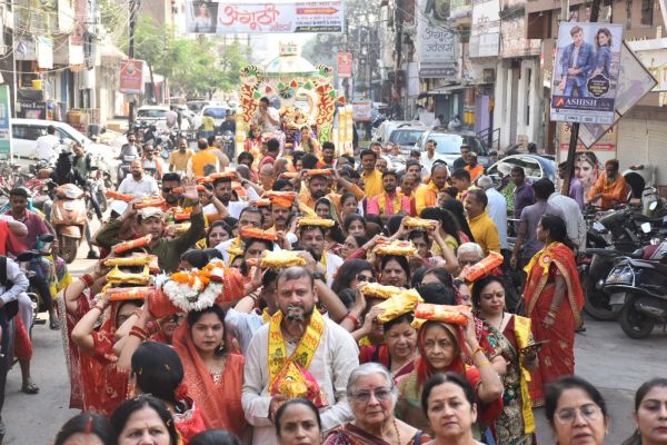 भागवत कथा से पूर्व नगर में निकली शोभायात्रा