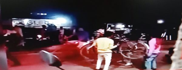 बदमाशों ने जमीन पर गिराकर चाकू से सीने में वार किए, तीन गिरफ्तार