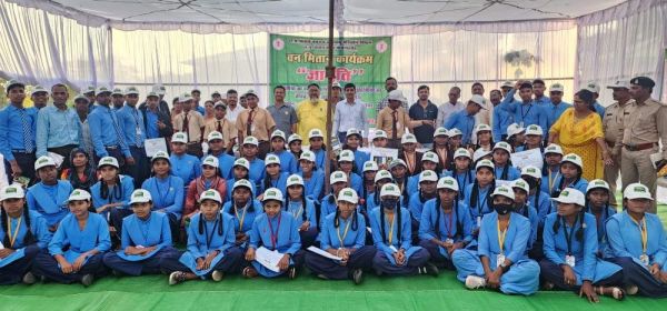 स्कूली बच्चों को पर्यटन स्थल व वनस्पतियों के बारे में दी जानकारी