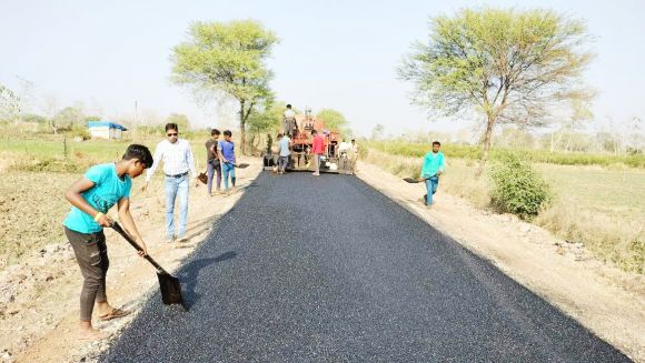 प्रधानमंत्री ग्राम सडक़ में किया जा रहा है पेंचवर्क