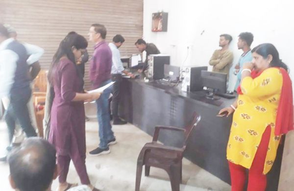 खबर का असर: नौकरी के नाम पर लाखों की मांग, लोक सेवा केंद्र सील