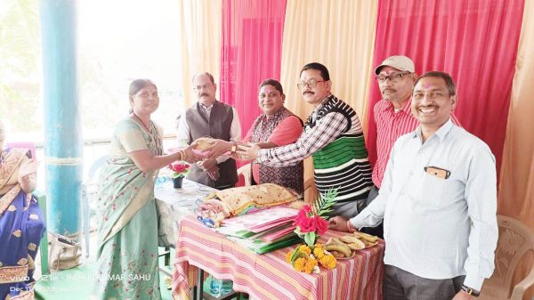 भाजपा नेता रूपसिंग ने किया मितानिनों का सम्मान