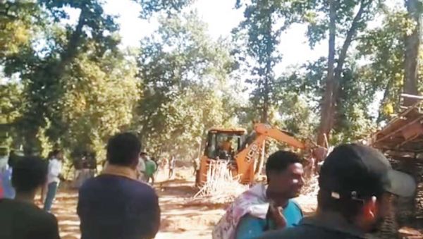 अतिक्रमण मुहिम पर भारी पड़ा पुलिस का ड्रामा
