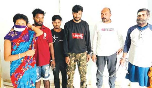 अश्लील वीडियो बनाकर ब्लैकमेल कर रहे 6 गिरफ्तार