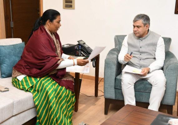 जशपुर-सारंगढ़ रेल लाइन की स्वीकृति को ले सांसद गोमती मिली केंद्रीय रेल मंत्री से