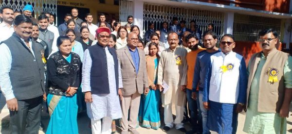 स्कूल शिक्षा मंत्री के हाथों छात्राओं  को मिली साइकिल