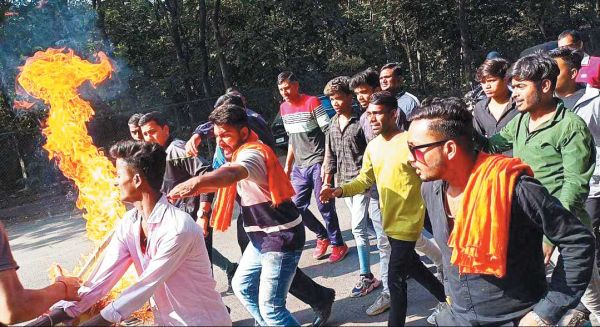 बिगड़ते पर्यावरण को लेकर भाजपा नेताओं ने फूंका जिंदल का पुतला, रैली निकालकर किया प्रदर्शन