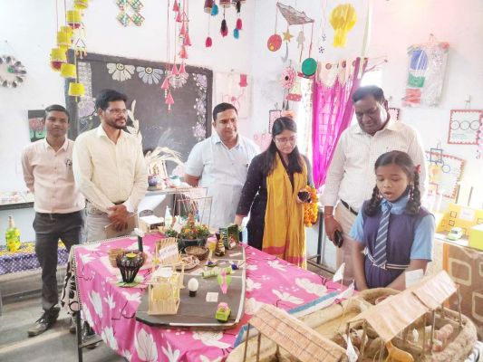 कलेक्टर ने शालाओं का किया भ्रमण