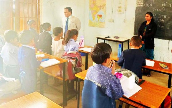 कलेक्टर ने सरकारी अंग्रेजी स्कूल का किया निरीक्षण, जेएनवी कुरूद की बैठक में हुए शामिल