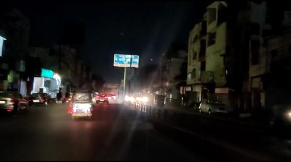 दो रातें गुजर गईं इस अंधेरे शहर में