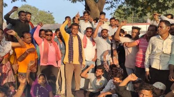 बिरगांव के बाजार मैदान में पानी टंकी का विरोध कर रहे सैकड़ों लोगों पर लाठीचार्ज, गिरफ्तारी भी