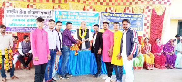 रासेयो शिविर में स्वयं सेवकों को पुरस्कार