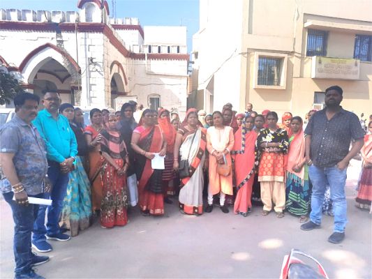 अवैध शराब से तंग महिलाओं ने एसपी को दिया ज्ञापन