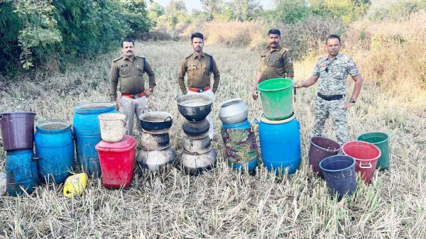 महुआ शराब बनाने के दो ठिकानों पर पुलिस की दबिश