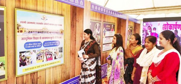 महापौर ने किया शासकीय योजनाओं पर आधारित प्रदर्शनी का उद्घाटन