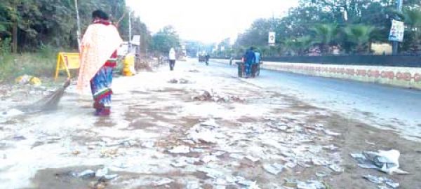 कचरा फेंक गई भीड़..