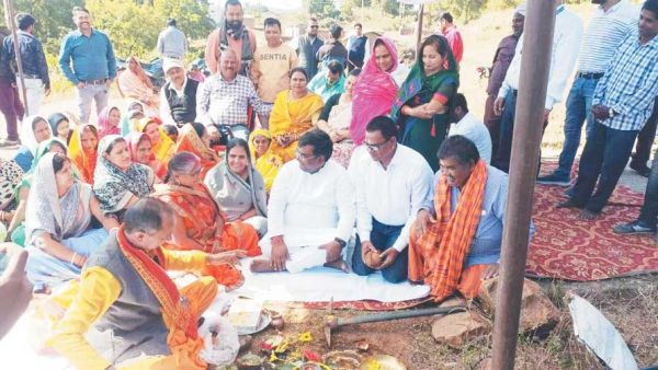 वार्ड की महिलाओं ने किया विकास कार्यों का भूमिपूजन