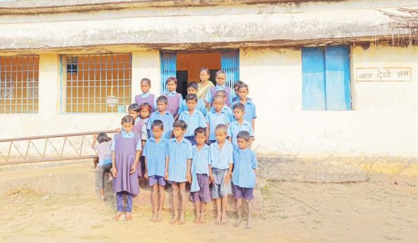 49 बच्चों के लिए एक शिक्षक, पढ़ाई प्रभावित