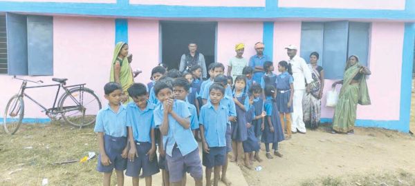 एक से पांचवीं तक की  कक्षाएं एक ही कमरे में