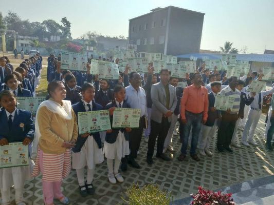 प्राथमिक शाला की आयोग के सदस्य ने बहाल करवाई बिजली आपूर्ति