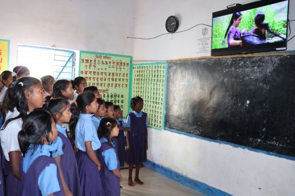 स्मार्ट टीवी की स्टडी मटेरियल बच्चों के विकास को दे रही नया आयाम