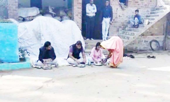 जन चौपाल के दौरान ग्रामीण महिला के घर भोजन करने पहुंचे अफसर