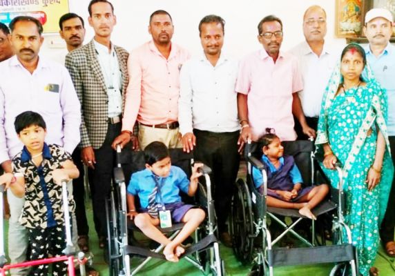 दिव्यांग बच्चों को मिली व्हीलचेयर