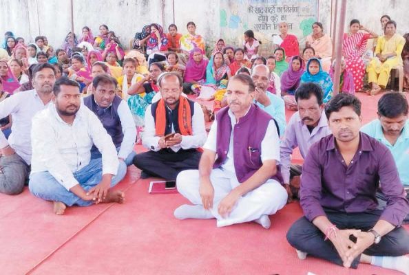 कांग्रेस सरकार के खिलाफ भाजपाइयों का धरना-प्रदर्शन