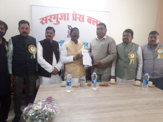 मंत्री अमरजीत पहुंचे सरगुजा प्रेस क्लब, कलेक्टर को फोन लगाकर कहा शीघ्र भूमि को कराए आवंटित