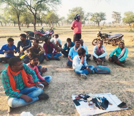 19 जुआरी पकड़ाए, नगदी, 6 बाइक, वैन भी जब्त