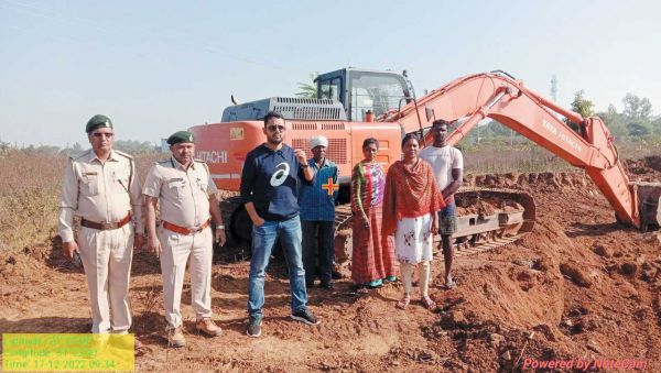 गंगरेल में नहर किनारे मुरूम की अवैध खुदाई करते चैन माउंटेन जब्त,