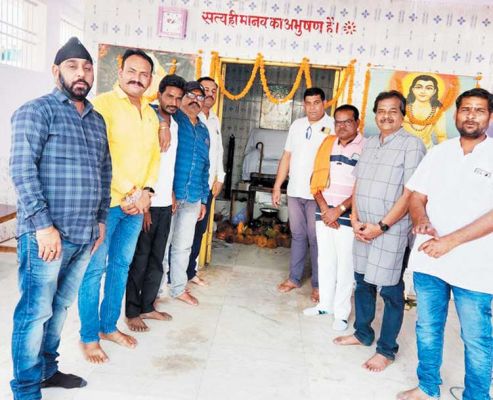 पूर्व पालिकाध्यक्ष ने गुरु गद्दी की दर्शन कर टेका मत्था