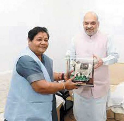 दिल्ली पहुंची उइके, संसद में शाह से मिलीं, कल मुर्मू-मोदी से मुलाकात