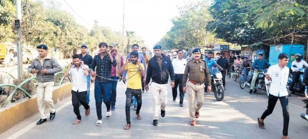 ट्रेन ड्राइवर से मारपीट और लूट, तीन गिरफ्तार, पुलिस ने निकाला जुलूस