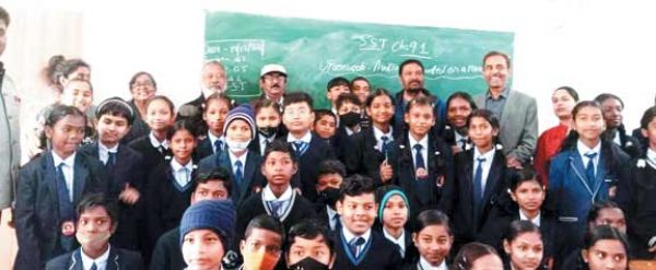 आत्मानंद स्कूल के बच्चों ने फिल्म डायरेक्टर और टीम संग ली सेल्फी