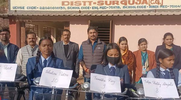 आत्मानंद विद्यालय में 20 छात्राओं को जनप्रतिनिधियों के हाथों मिली साइकिल