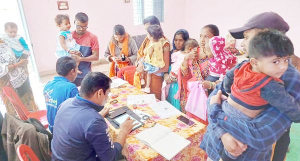 मितान की टीम घर-घर जाकर बना रही बच्चों का आधार कार्ड