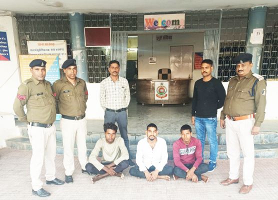 नशे में विवाद के बाद साथी की सिर कुचलकर हत्या, 3 बंदी