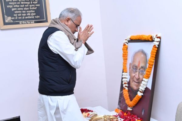 सीएम बघेल ने पूर्व मुख्यमंत्री मोतीलाल वोरा की जयंती  पर उन्हें किया नमन