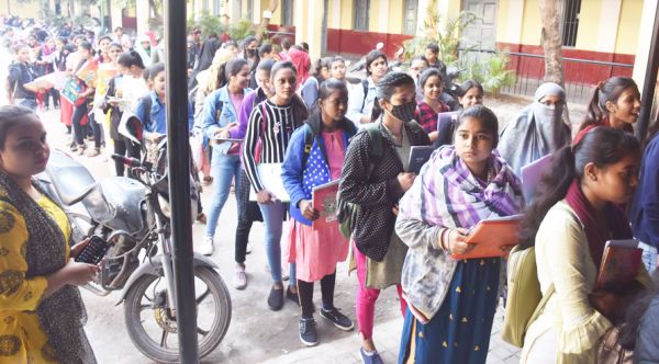 डागा कॉलेज में परीक्षा फार्म जमा करने लंबी लाइन