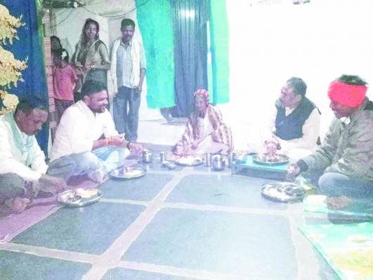 पंच को मिला आवास तो खिलाया भोजन, पूर्व मंत्री ने जताई वंचितों के बीच नाराजगी