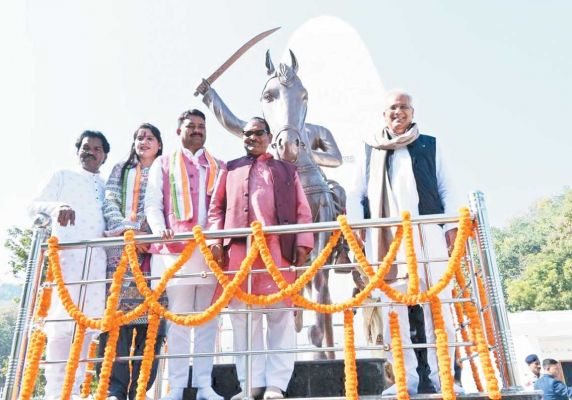 सोनाखान पहुँच सीएम ने दी शहीद वीर नारायण को श्रद्धांजलि